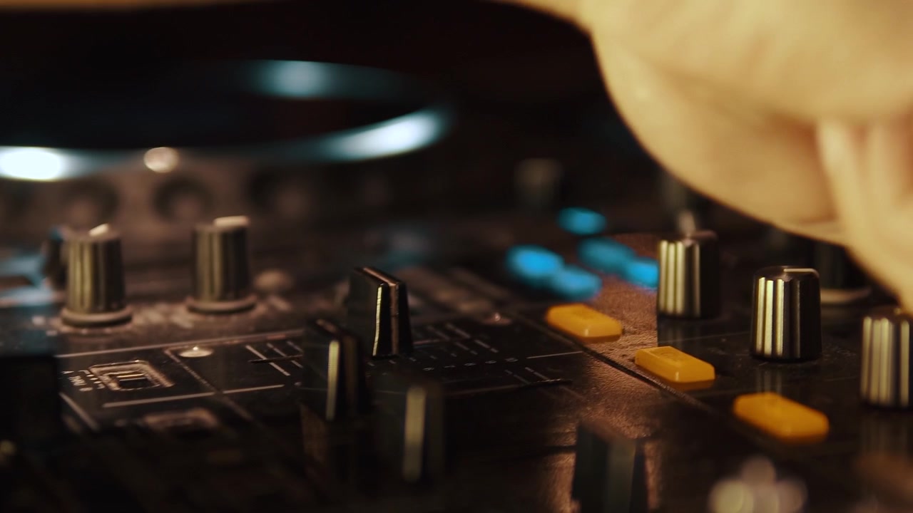DJ pultu kullanımı: Düğmeleri ve tuşları çevirme
