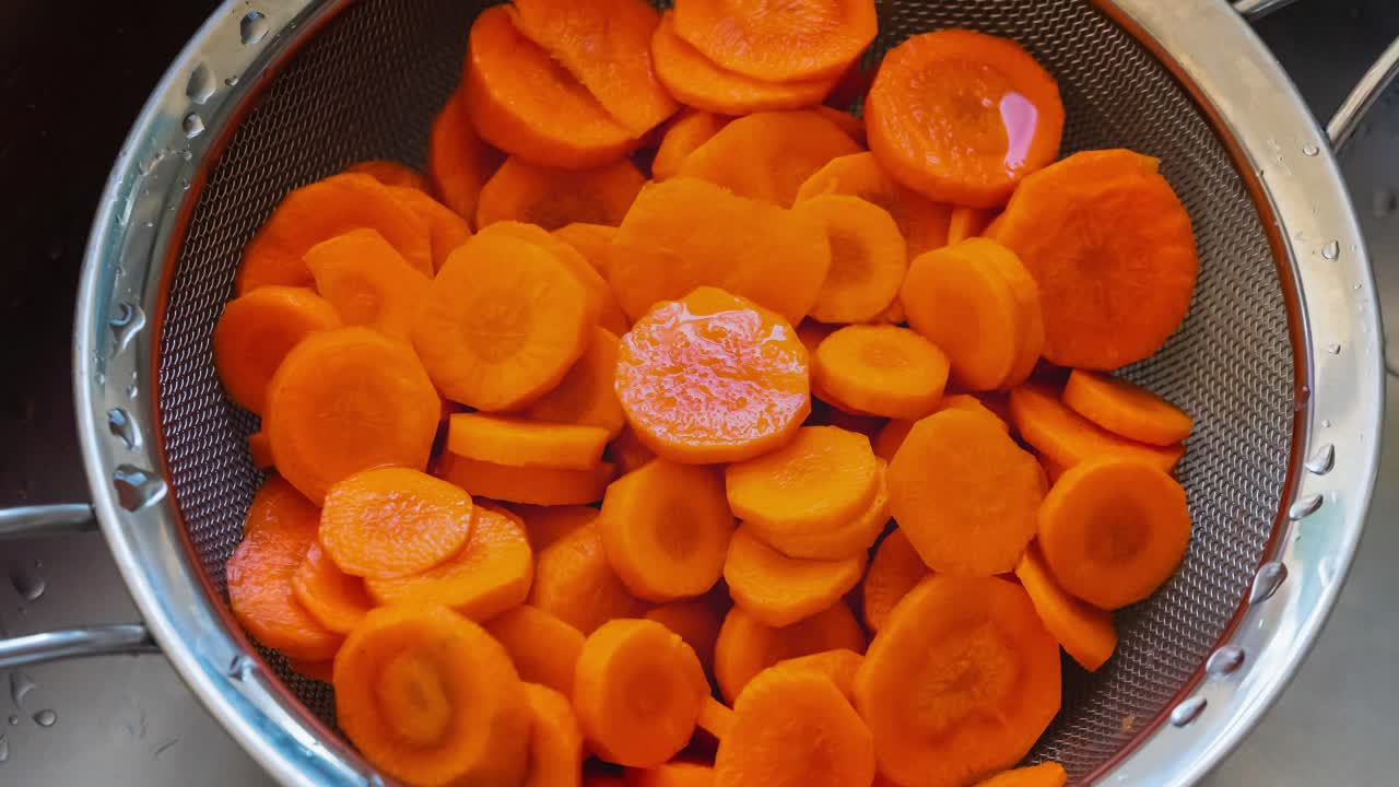 Zoomare su carote in uno scolapasta