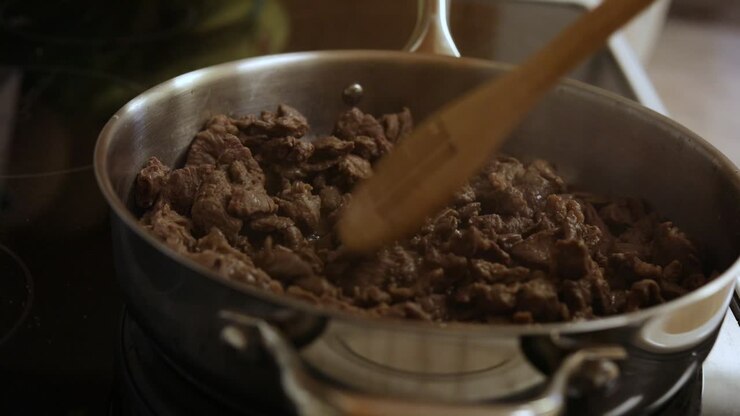 Hidangan rumahan daging sapi taco Carne Asada yang dimasak di kompor, tampak dekat