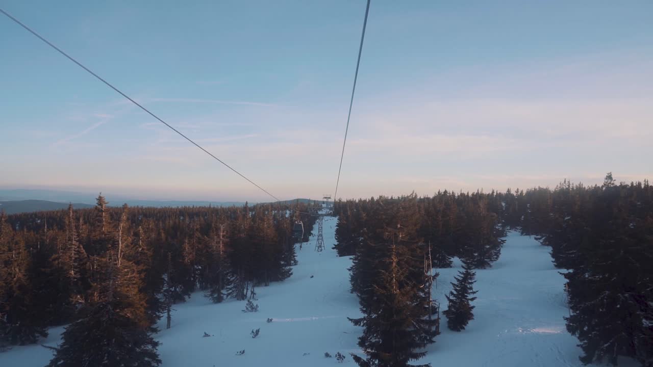 Viaggio in funivia su una montagna innevata nel Parco nazionale dei Monti dei Giganti