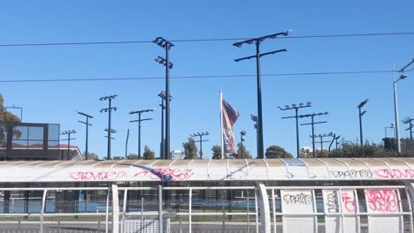 el tren pasa por la plataforma de la estación cubierta de graffiti.