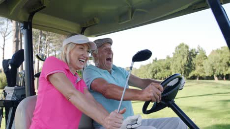 Dos-Golfistas-Conduciendo-En-Su-Carrito-De-Golf