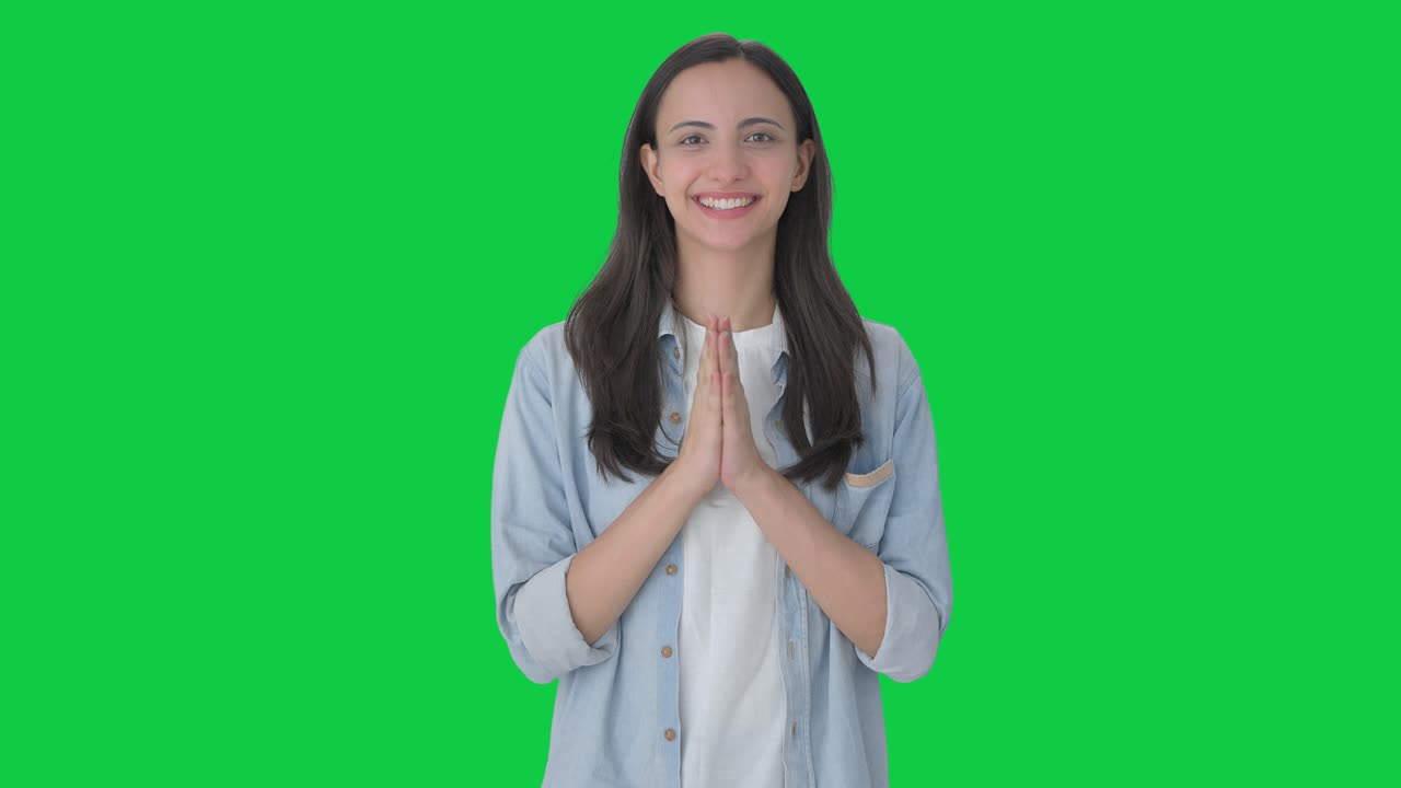 chica india feliz haciendo namaste pantalla verde