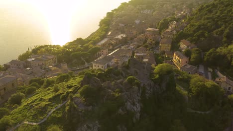 Luftrückzug-Enthüllt-Die-Historische-Orsinis-Festung-In-Trevignano-Bei-Sonnenuntergang