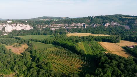 paisaje con río y acantilados cerca de martel en el lote, francia