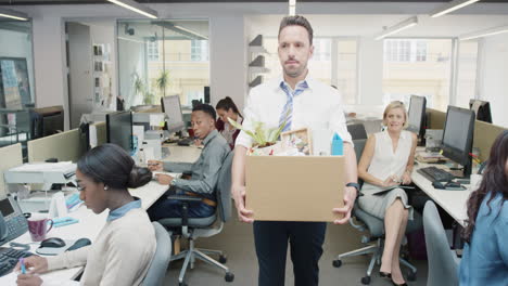 hombre de negocios siendo despedido llevando una caja de pertenencias personales siendo despedido en la recesión triste preocupado por el fracaso