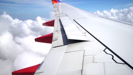 Fliegen-Im-Flugzeug-über-Wolken