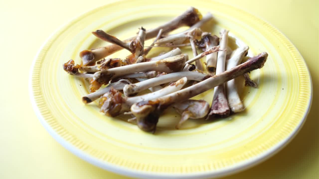 huesos de pollo en un plato amarillo