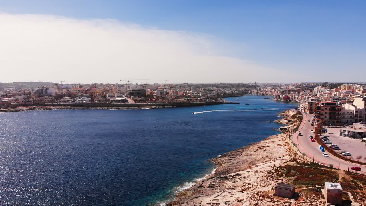 video aéreo de drones de la zona de malta, marsaskala y zonqor en un soleado día de primavera