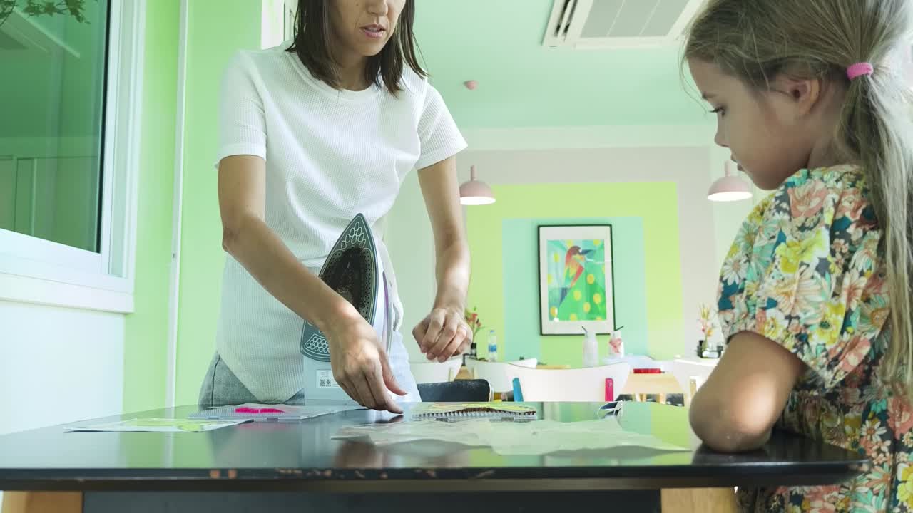 madre e hija haciendo un proyecto de artesanía