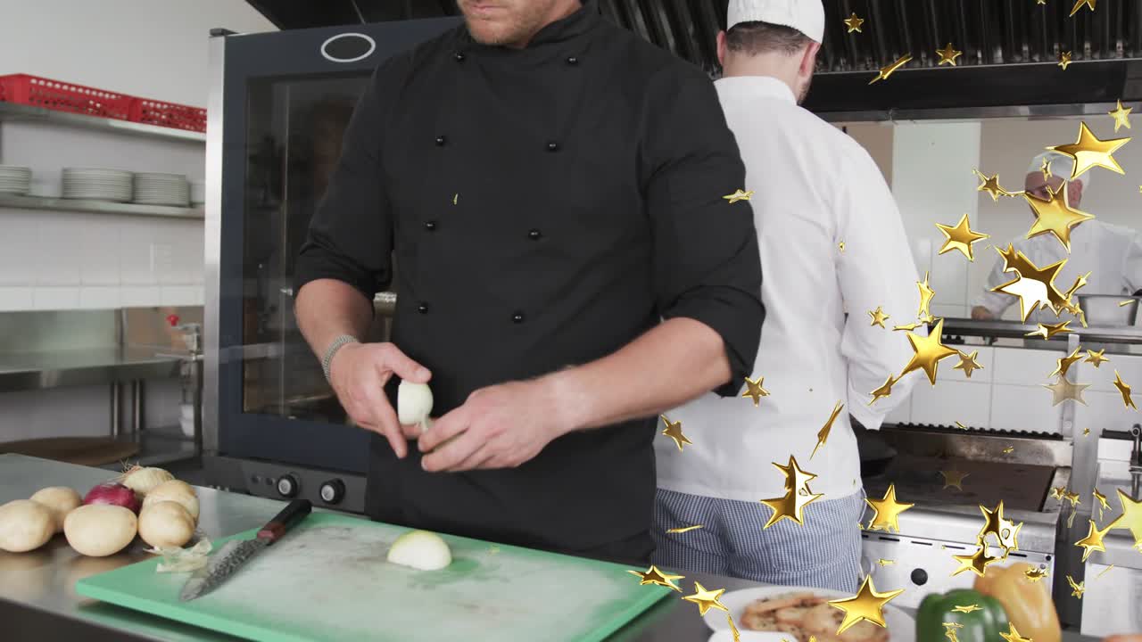 Chef che tiene una cipolla sbucciata, la sbuccia e la affetta per preparare le cipolle per la cucina, con stelle dorate in evidenza.