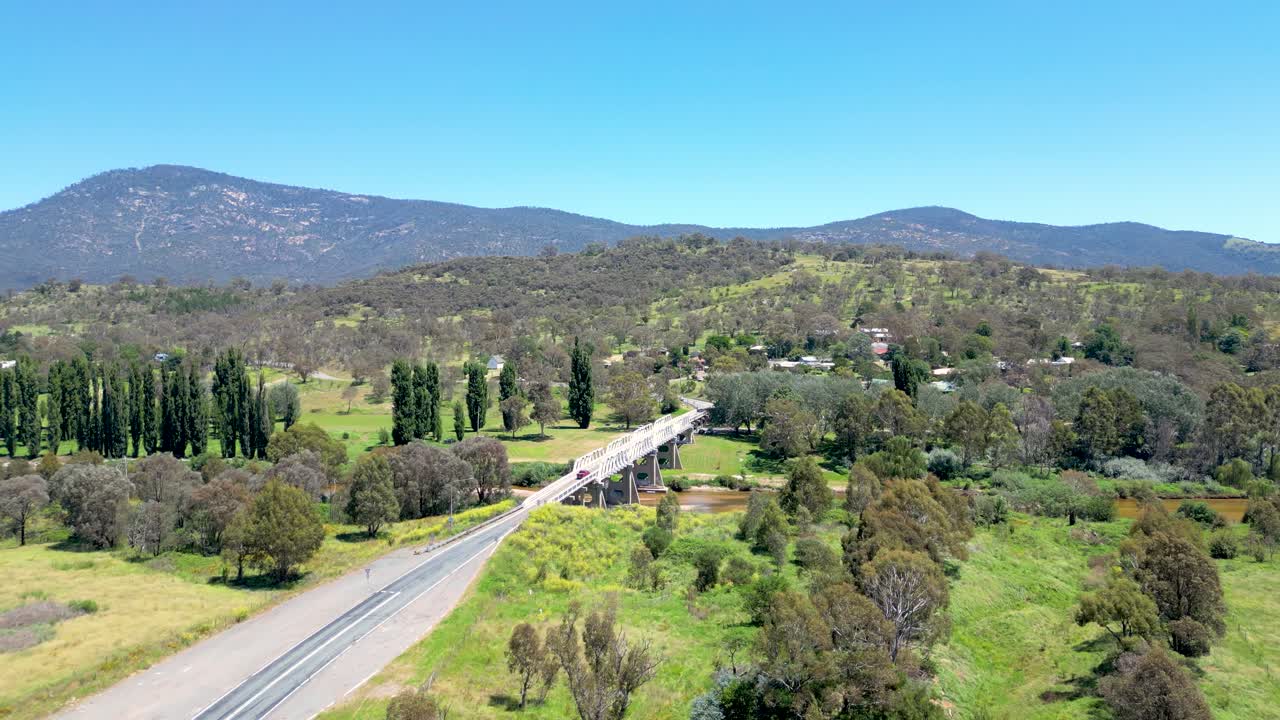 volando hacia el puente tharwa, cerca de canberra, australia con el histórico municipio de tharwa en el fondo