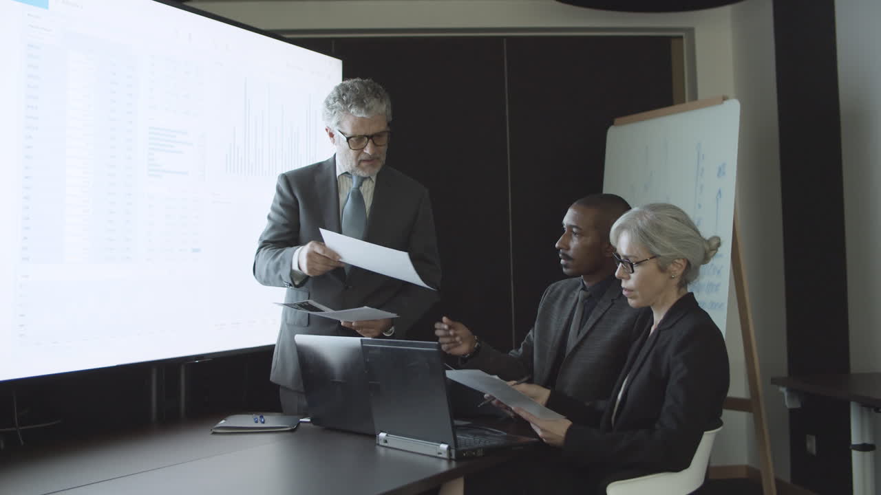 회의실에서 성숙한 멘토 교육 인턴