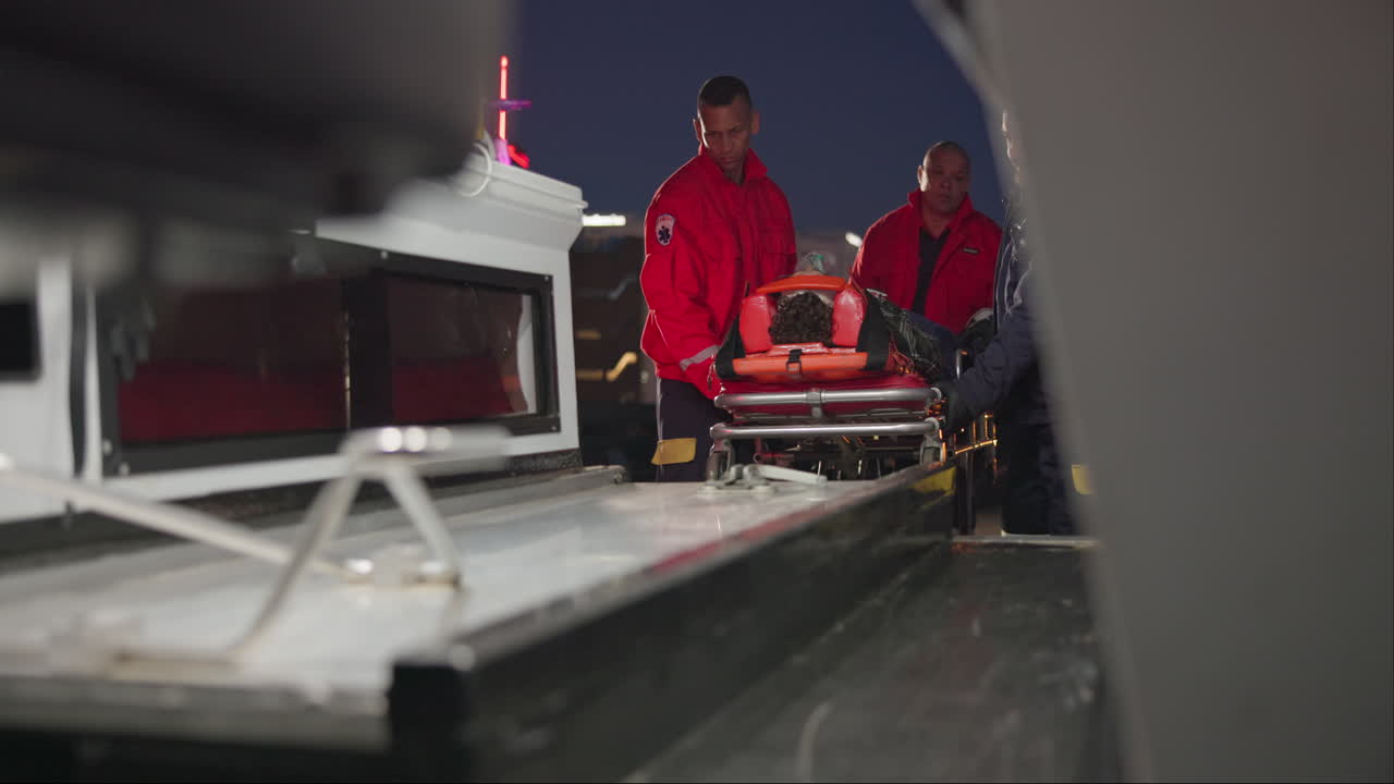 ambulancia, primeros auxilios y accidente con un paramédico