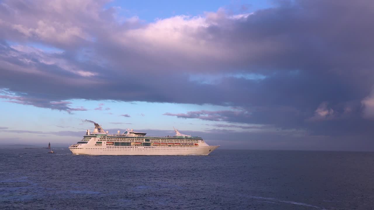 넓은 바다를 항해하는 유람선