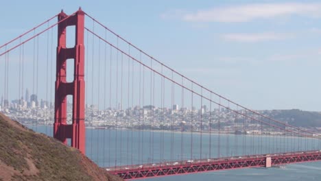 puente golden gate de cerca en autos con san francisco en el fondo