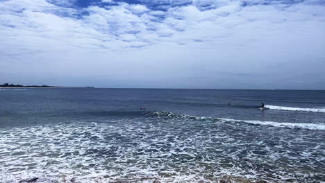 Schneller-Schwenkblick-Auf-Surfer-Und-Schwimmer-Am-Moffat-Beach,-Sunshine-Coast-Queensland-Aus