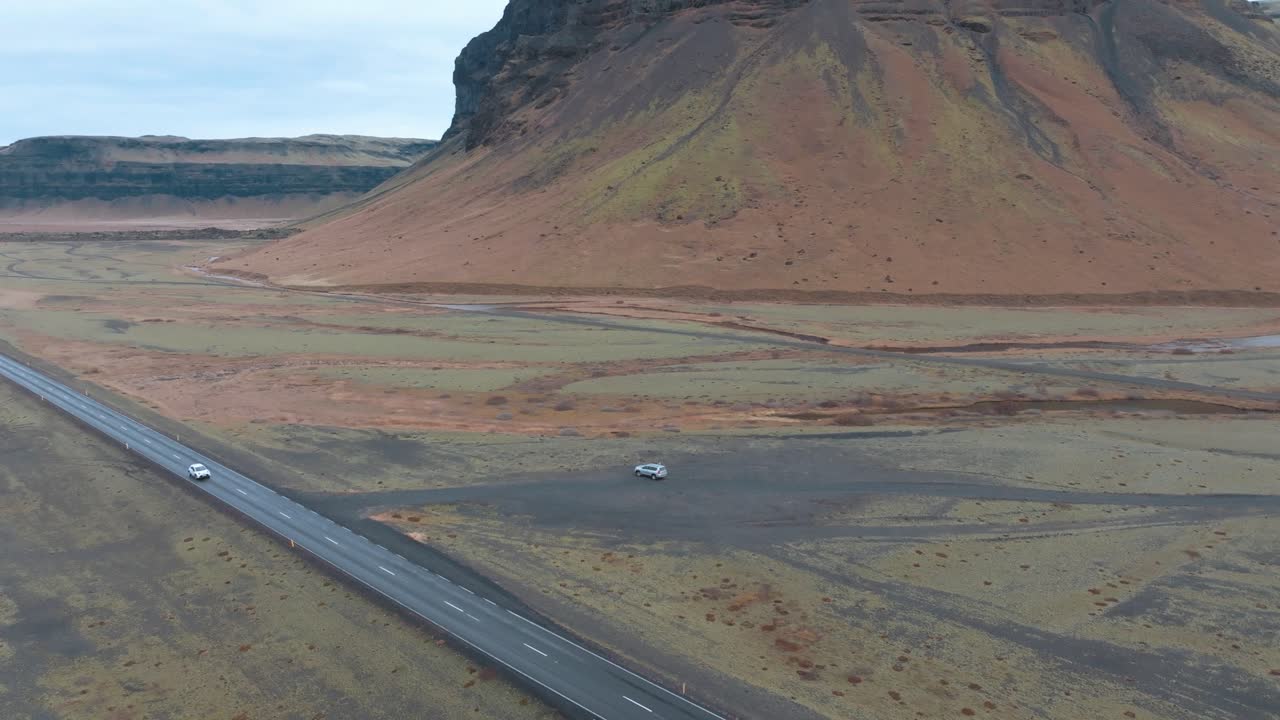 비가 오는 가을 날 에 아이슬란드 의 고속도로 - 공중 파랄락스