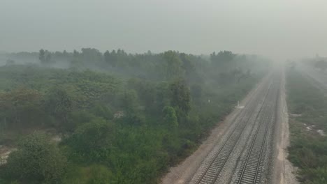 Drohne-Fliegt-Seitwärts-über-Sahiwal-Zur-Multan-Road-In-Punjab,-Es-Ist-Sehr-Neblig