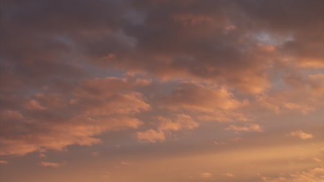 Nubes-Coloreadas-En-Rojo-Por-El-Bajo-Sol-De-Verano-Pero-Que-No-Se-Pone