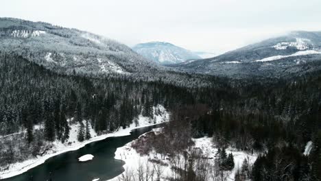 Majestuosas-Montañas-Que-Rodean-La-Belleza-Del-Bosque-Nevado-A-Lo-Largo-Del-Río-Adams-En-Bc