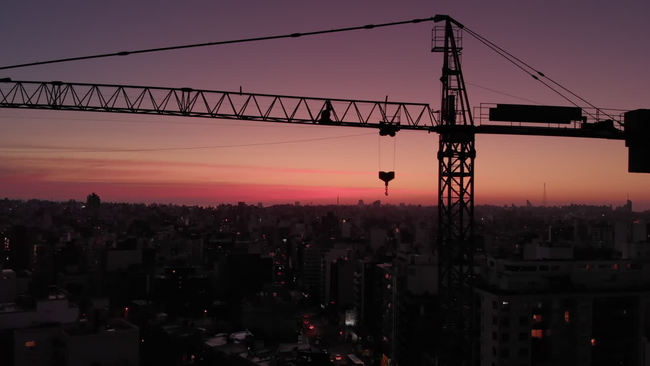 grúa de construcción en la ciudad al atardecer medio disparo