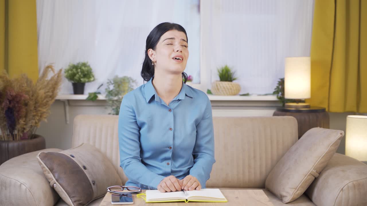 슬퍼하는 젊은 여성은 우울증으로 고통받고 있습니다.