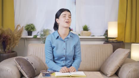 슬퍼하는 젊은 여성은 우울증으로 고통받고 있습니다.