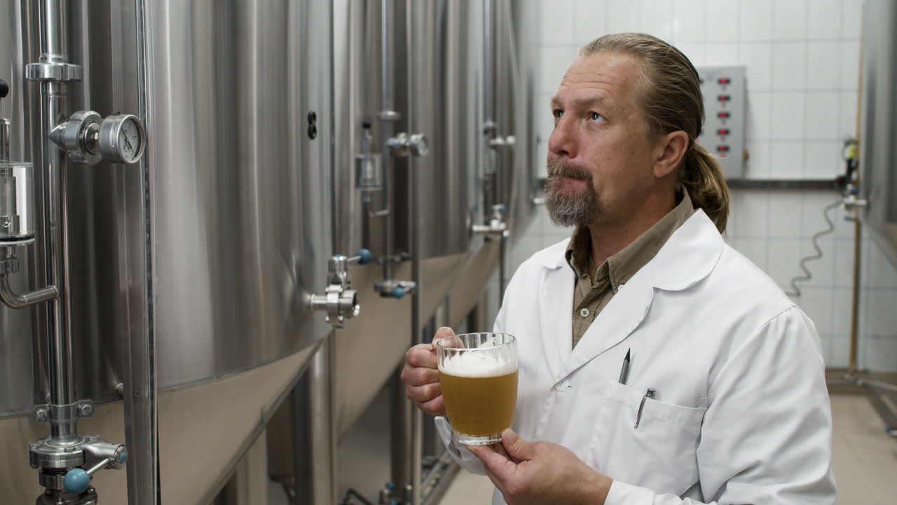 мужчина, работающий на фабрике.