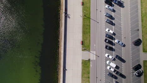 gente caminando por el paseo marítimo y la zona de aparcamiento en el bulevar costero de gdynia, polonia