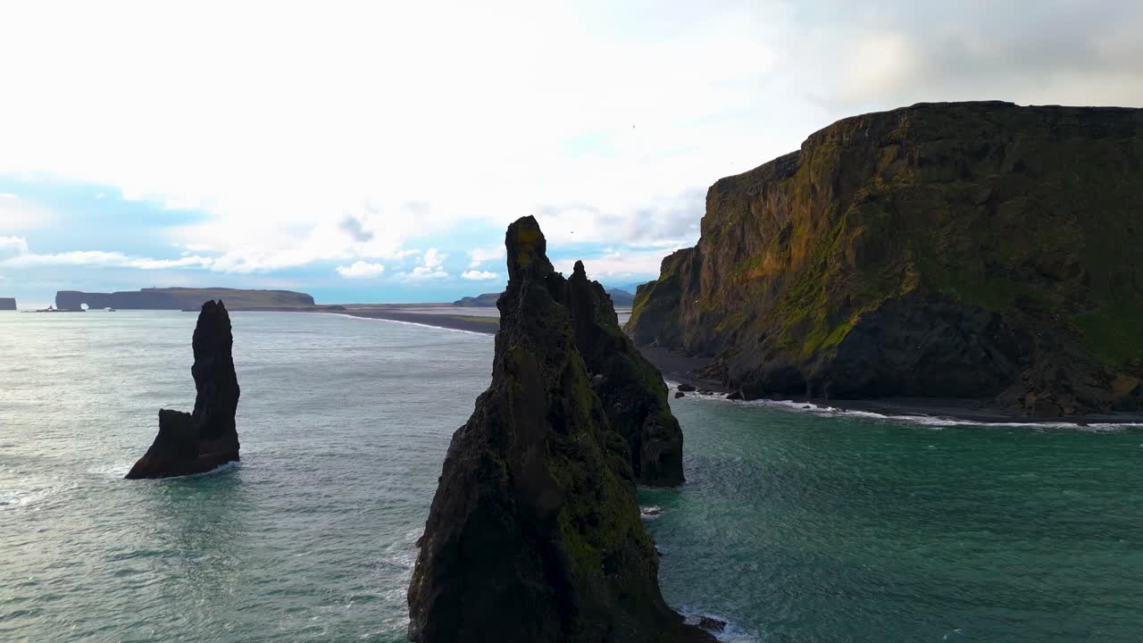 los tres picos de las montañas que se elevan desde el mar en la playa de arena negra de reynisfjara