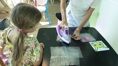 niño aprendiendo arte de píxeles de hierro