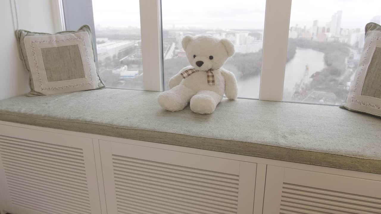 уютное место у окна с плюшевым медведем