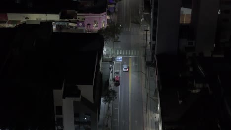 Dron-Avanzando-Y-Siguiendo-A-Los-Autos-Que-Conducen-Por-Una-Carretera-De-La-Ciudad-En-Posadas,-Misiones,-Argentina