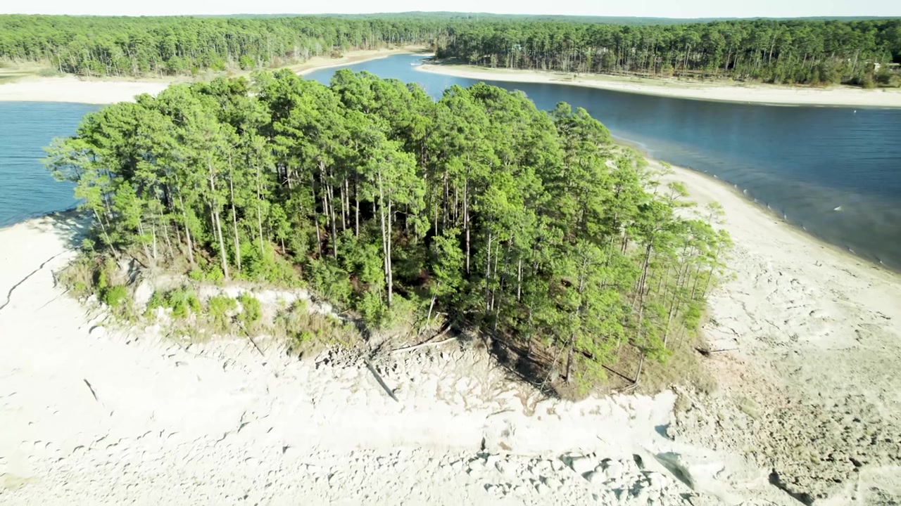Ilmavideo pienestä saaresta Sam Rayburnin tekojärvellä lähellä Twin Dikes Parkia Texasissa.