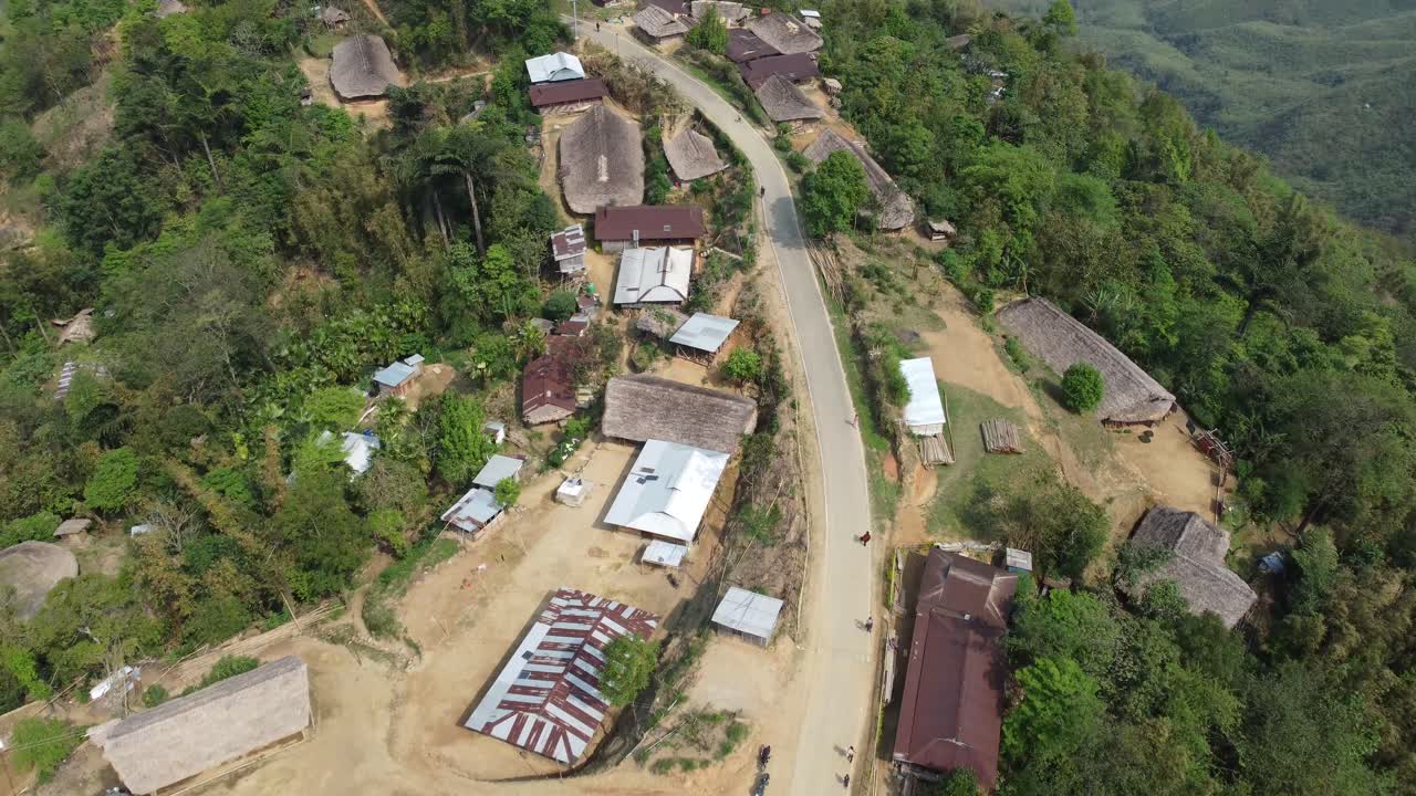 Droneoptagelse af landskab eller huse og miljøet for mennesker, der bor i Nagaland, Indien.