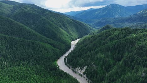 Vista-Panorámica-Del-Río-Lochsa-Y-Montañas-Exuberantes