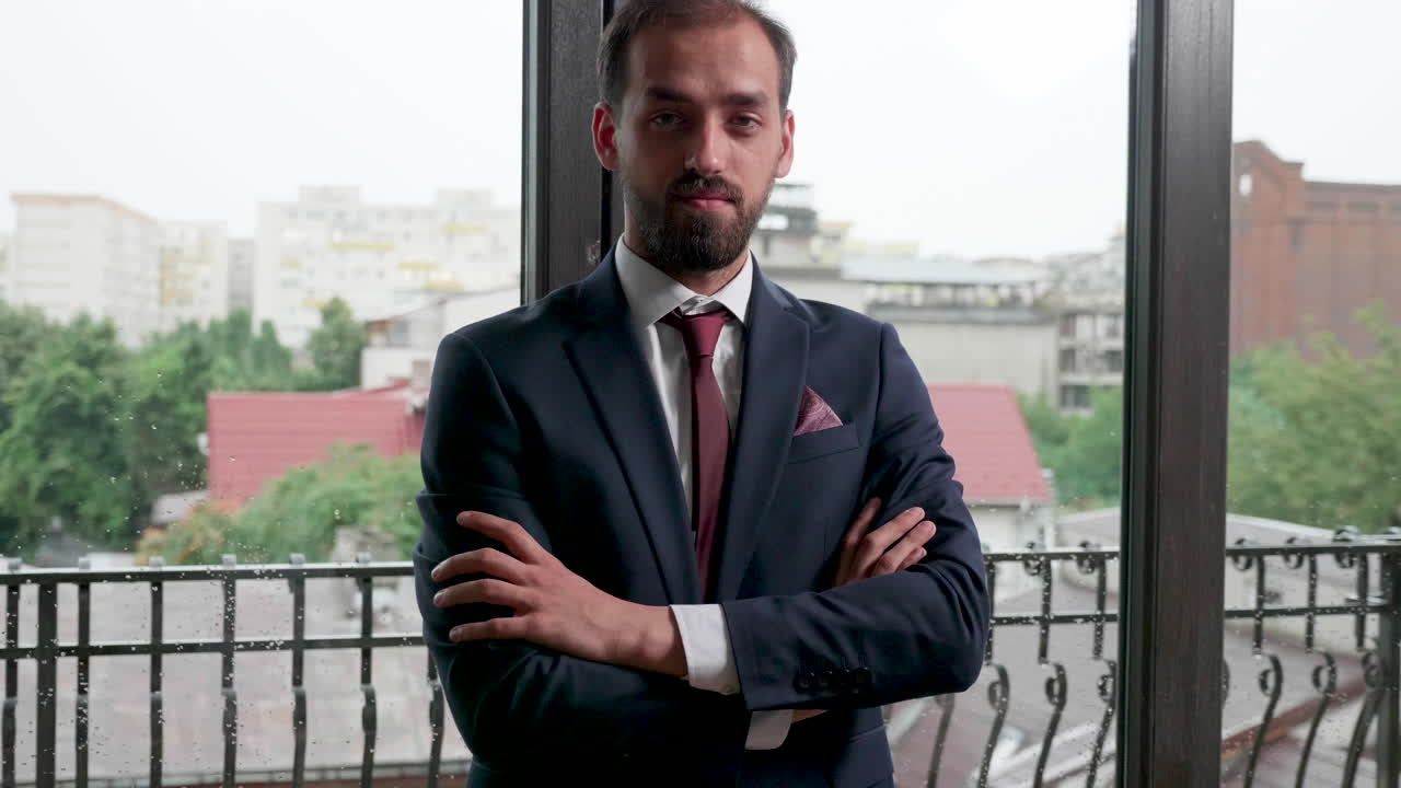 retrato de un hombre de negocios confiado en un traje