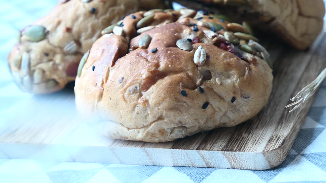 테이블 위 에 있는  ⁇  을 구운 해바라기 씨 의 세부 사진