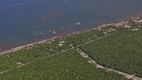 Tulum-México-Antena-V17-Toma-Ampliada-A-Gran-Altitud,-Vista-Aérea-De-Drones-Sobrevuelo-Frente-A-La-Playa-Ciudad-Turística-Rodeada-De-Exuberantes-Bosques-Selváticos-En-Verano---Filmada-Con-Mavic-3-Pro-Cine---Julio-De-2023