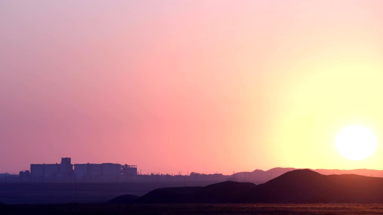 산업 구역 위의 놀라운 새벽.