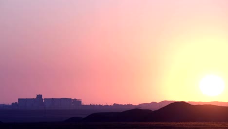 un amanecer impresionante sobre la zona industrial.