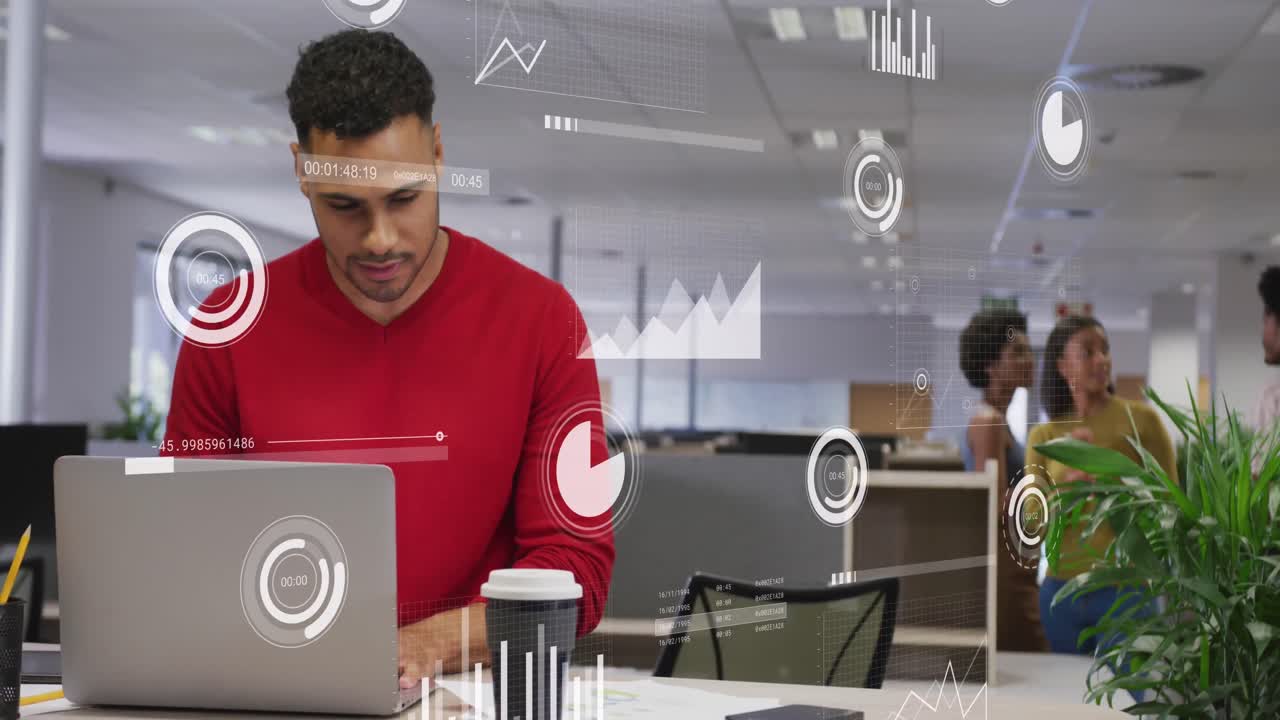 animación del procesamiento de datos financieros sobre un empresario biracial usando una computadora portátil en la oficina.