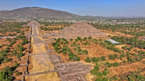 teotihuacan mexico drone aéreo v9 vuela alrededor de la avenida de los muertos y sobrevuela la pirámide del sol capturando la espectacular vista del sitio arqueológico - filmado con mavic 3 cine - diciembre de 2021