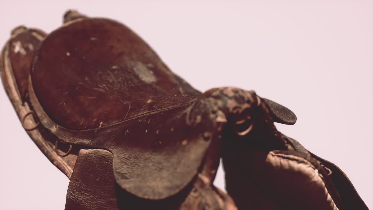 vieja silla de caballo de doma de cuero vintage usada