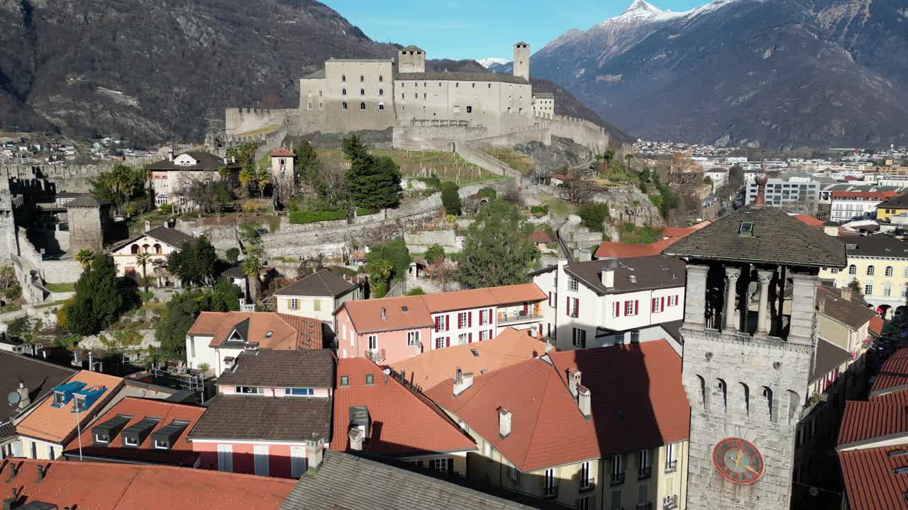 bellinzona suiza vuelo sobre las campanas de la iglesia acercándose al castillo en la cima de la colina