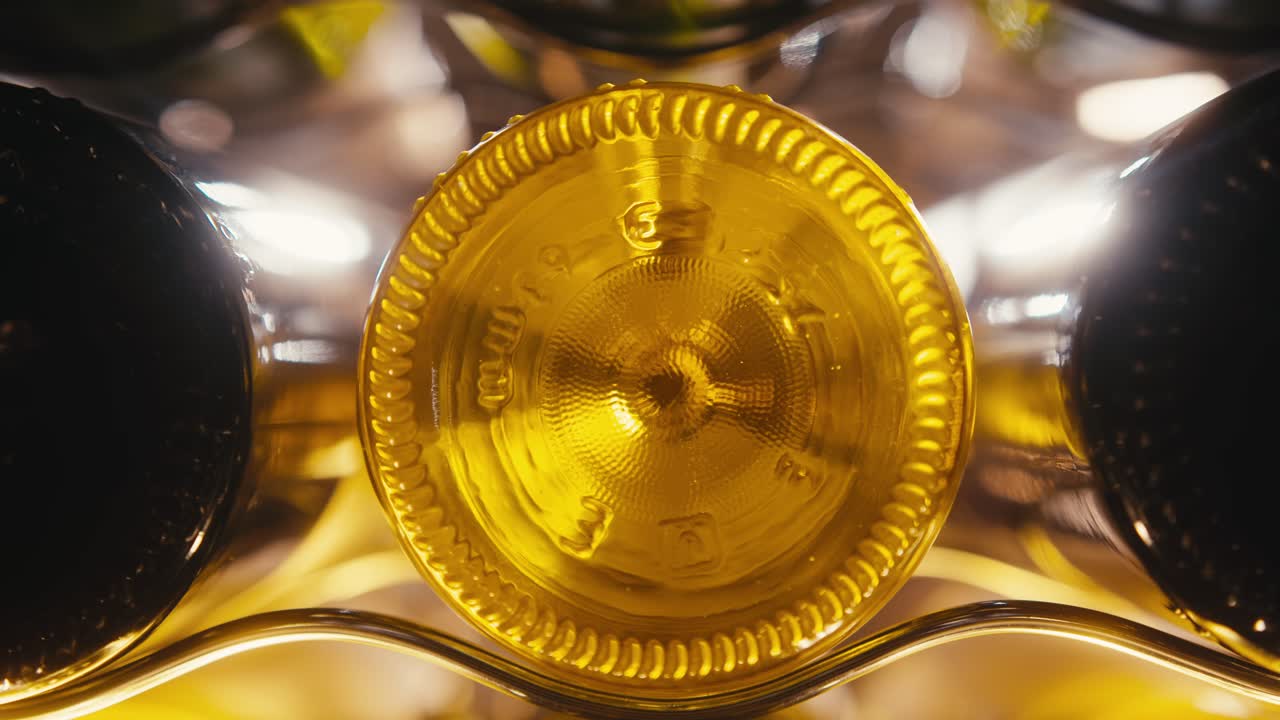 와인 랙 에 있는 와인 병 의 클로즈업