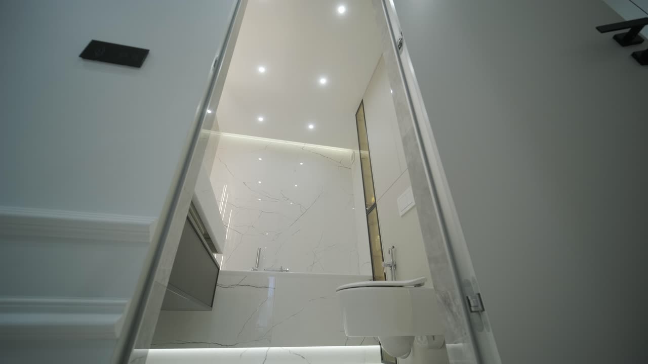 pasillo moderno que conduce a un lujoso baño de mármol