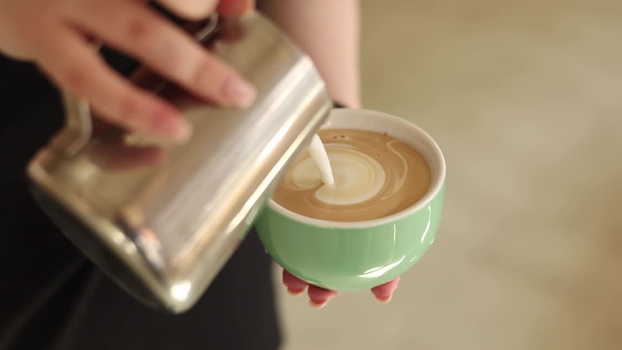 라테 아트를 만드는 바리스타