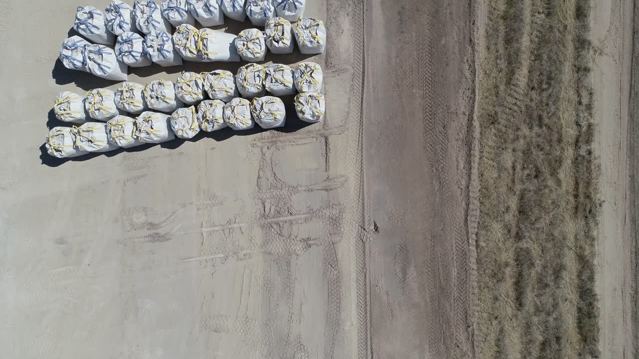 downshot sobre plataforma de fracking que muestra equipos y suministros